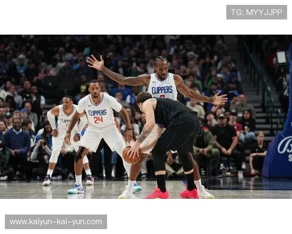 篮网客场挑战独行侠,后场双枪对位成胜负关键