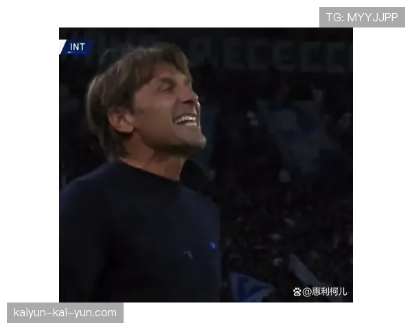 镜头特写：那不勒斯主帅因一次前场压迫未遂，向球员做出明确手势指示